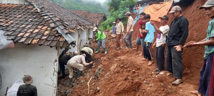 Tanah Longsor di Kelumbayan