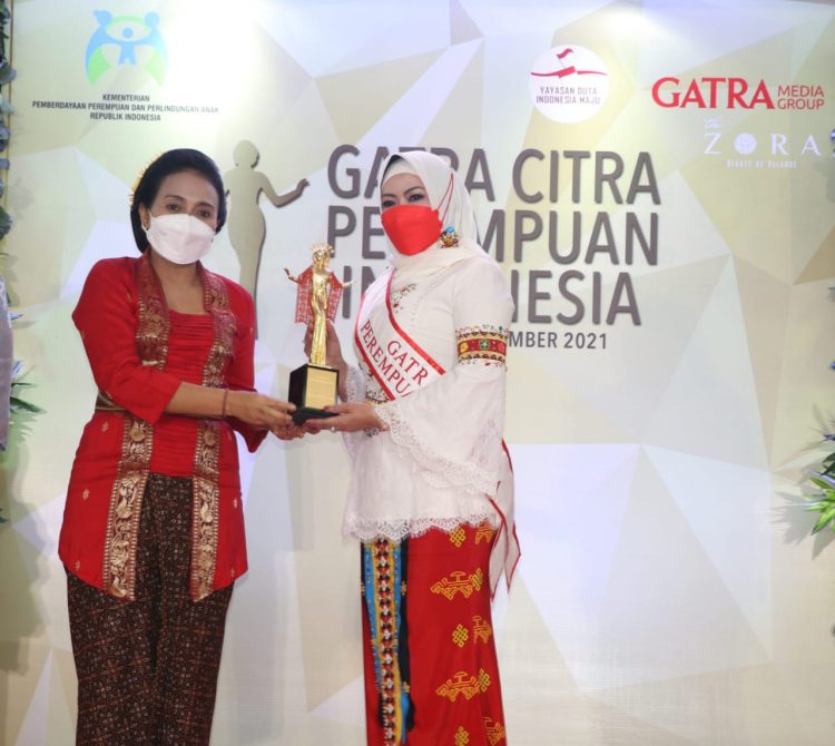 Dewi Handajani Raih Penghargaan