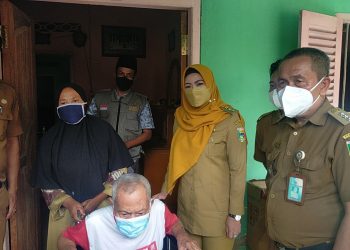 Bunda Dewi Bantu Warga