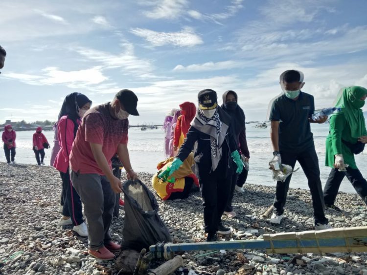 Bersih Pantai Muara Indah, tanggamus.lappung.com