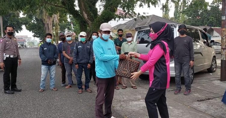 Bhayangkari Tanggamus Bagi Takjil, tanggamis.lappung.com