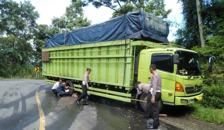 Truk Melintang Tutup Jalinbar