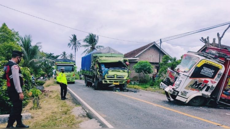 Tabrakan Truk di Jalinbar Kota Agung Timur