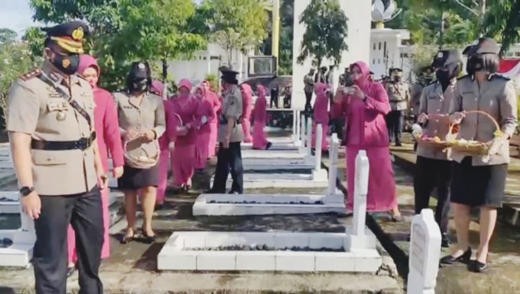 Polres Tanggamus Ziarah ke Makam Pahlawan
