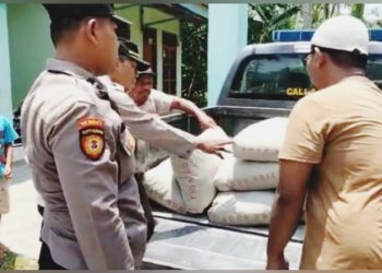 Kapolsek Semaka Serahkan Bantuan Semen